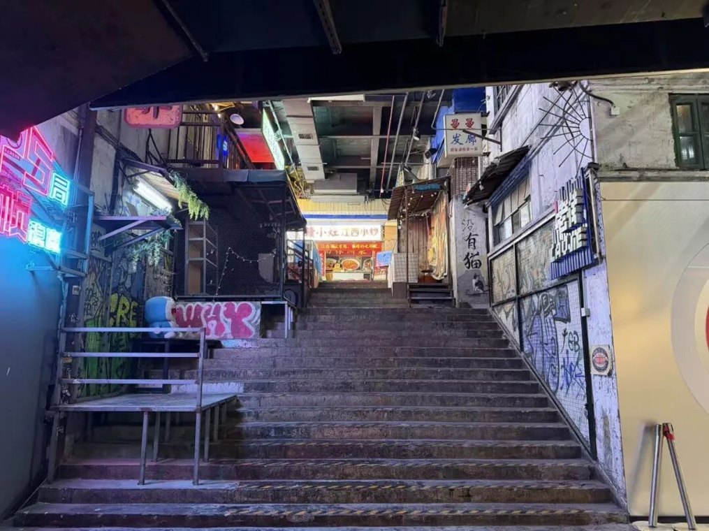 知名品牌撤了，招牌已拆，深圳场地将易主！开业5万人排队，如今商铺大面积关闭，有商家称几乎零收入！CEO最新回应